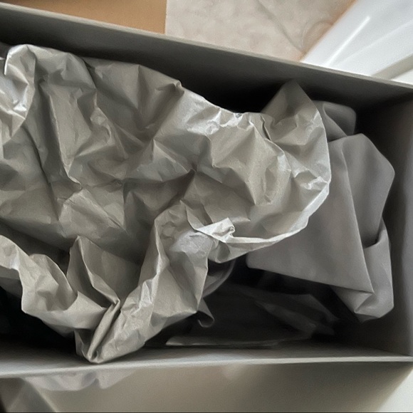 BALENCIAGA SIZE 10 COMES WITH BOX & DUST BAG - Picture 2 of 4